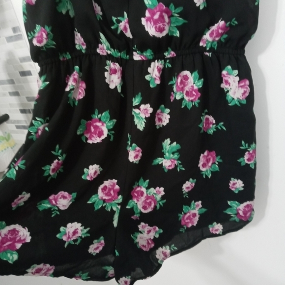 Forever 21 Women's Floral Romper. Spaghetti ?Straps - Picture 8 of 8